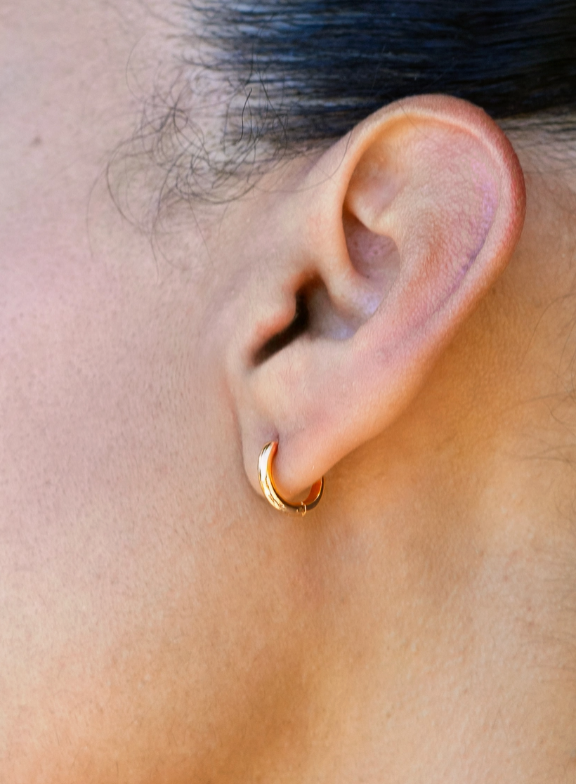 everyday huggie hoops - small